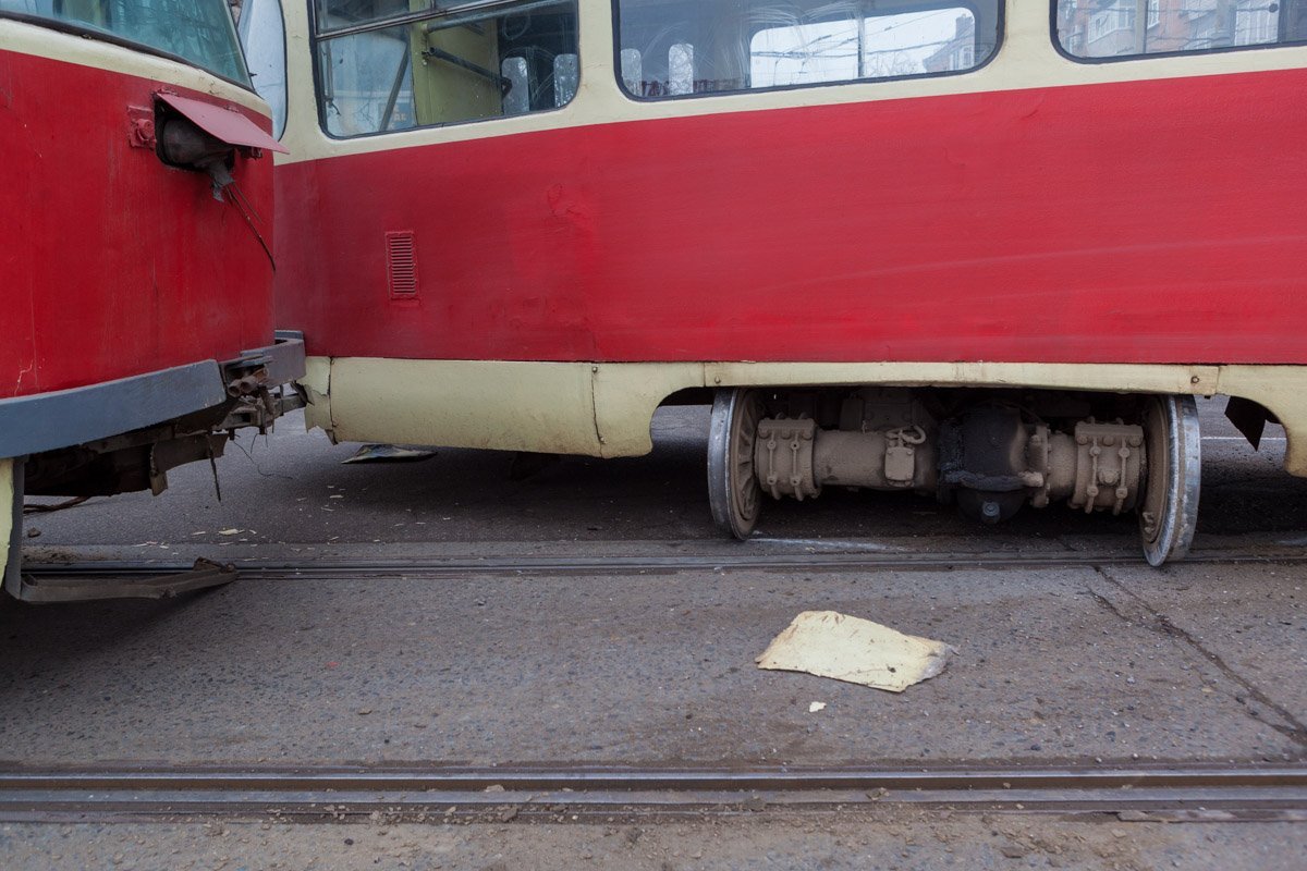 Во время движения трамвая тележку второго вагона выбросило с рельсов