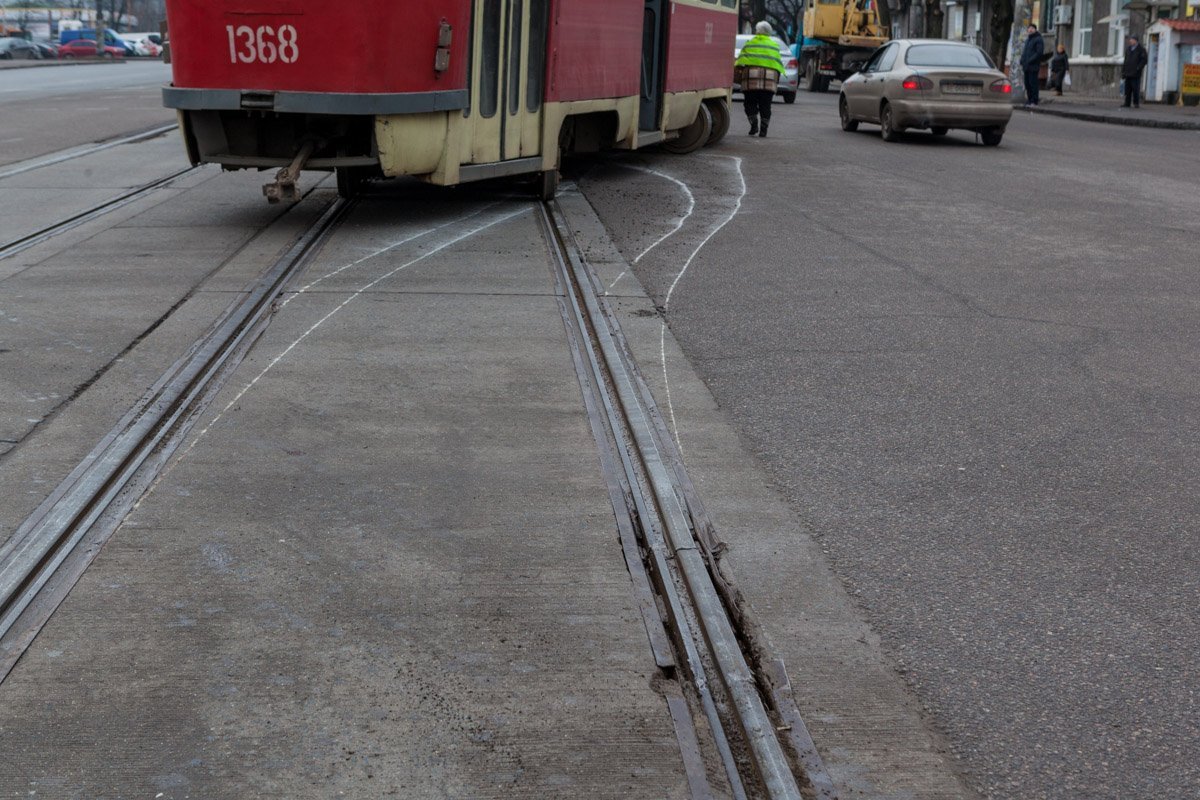 На асфальте видны следы от колес