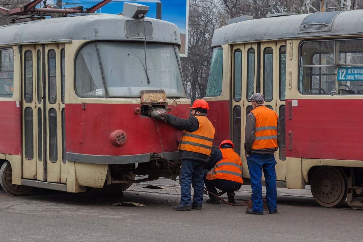 Работники аварийной службы возвращают вагон на рельсы