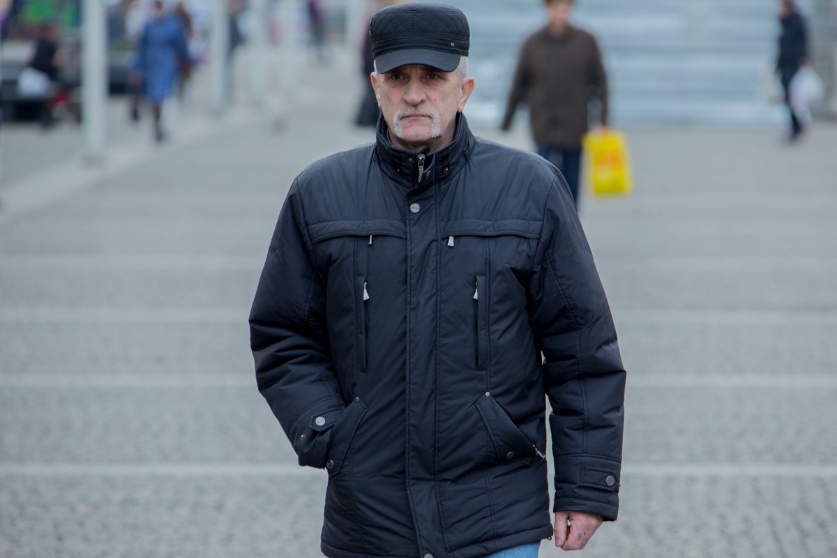 Уверенно, решительно идет в магазин