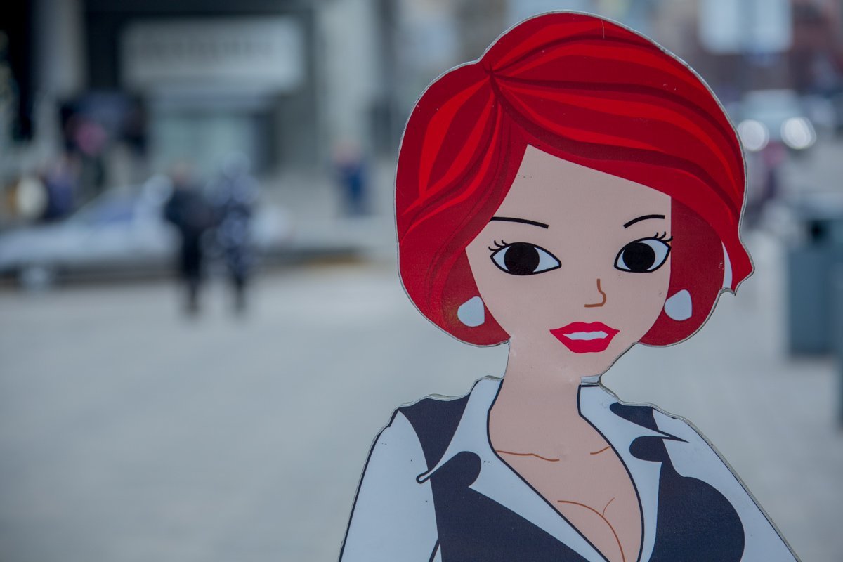 Только у картонных жителей Днепра хорошее настроение