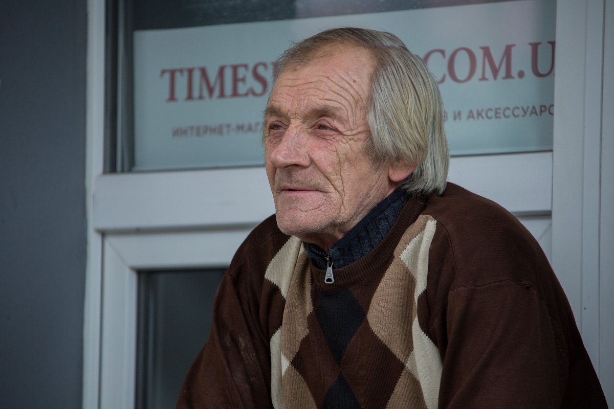 Предвкушает конец рабочей смены