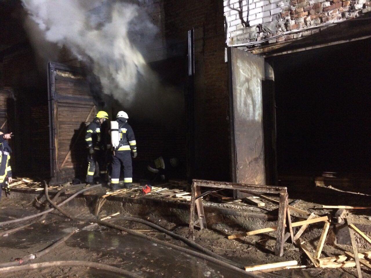 Пожар возник в здании сушильного цеха