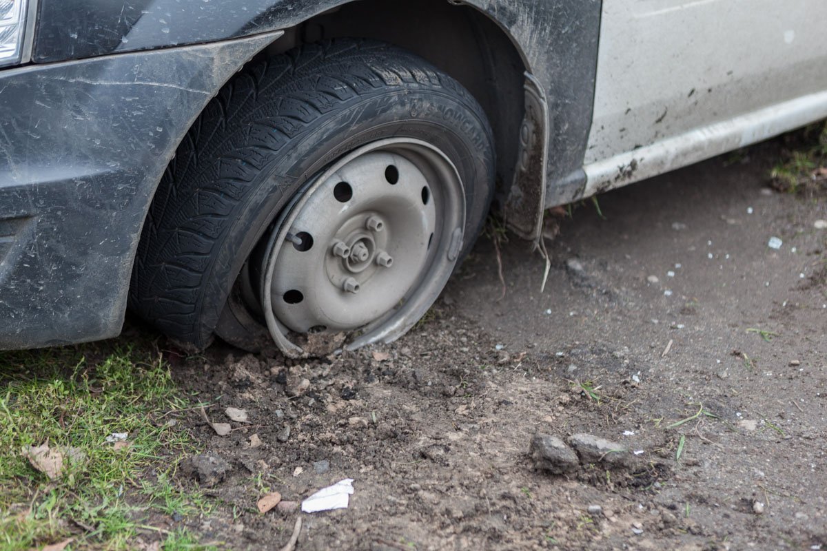 У автомобиля охранной фирмы выбито заднее стекло, смята боковая дверь и спустило переднее колесо