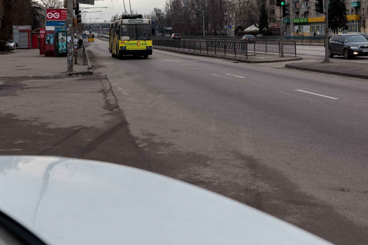 Автомобиль Renault Logan двигался во втором ряду, когда не сумел войти в поворот