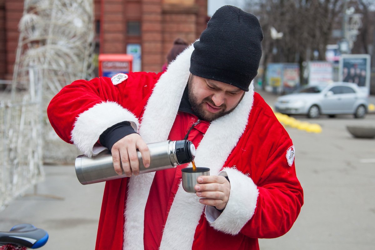 Петр, организатор встречи, предлагая горячий чай, рассказывает о активностях велосипедистов в Днепре