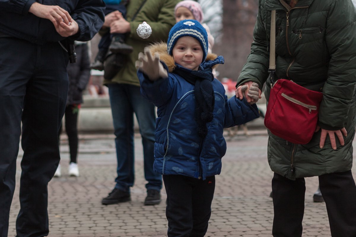 Милая борьба за сладкий подарок