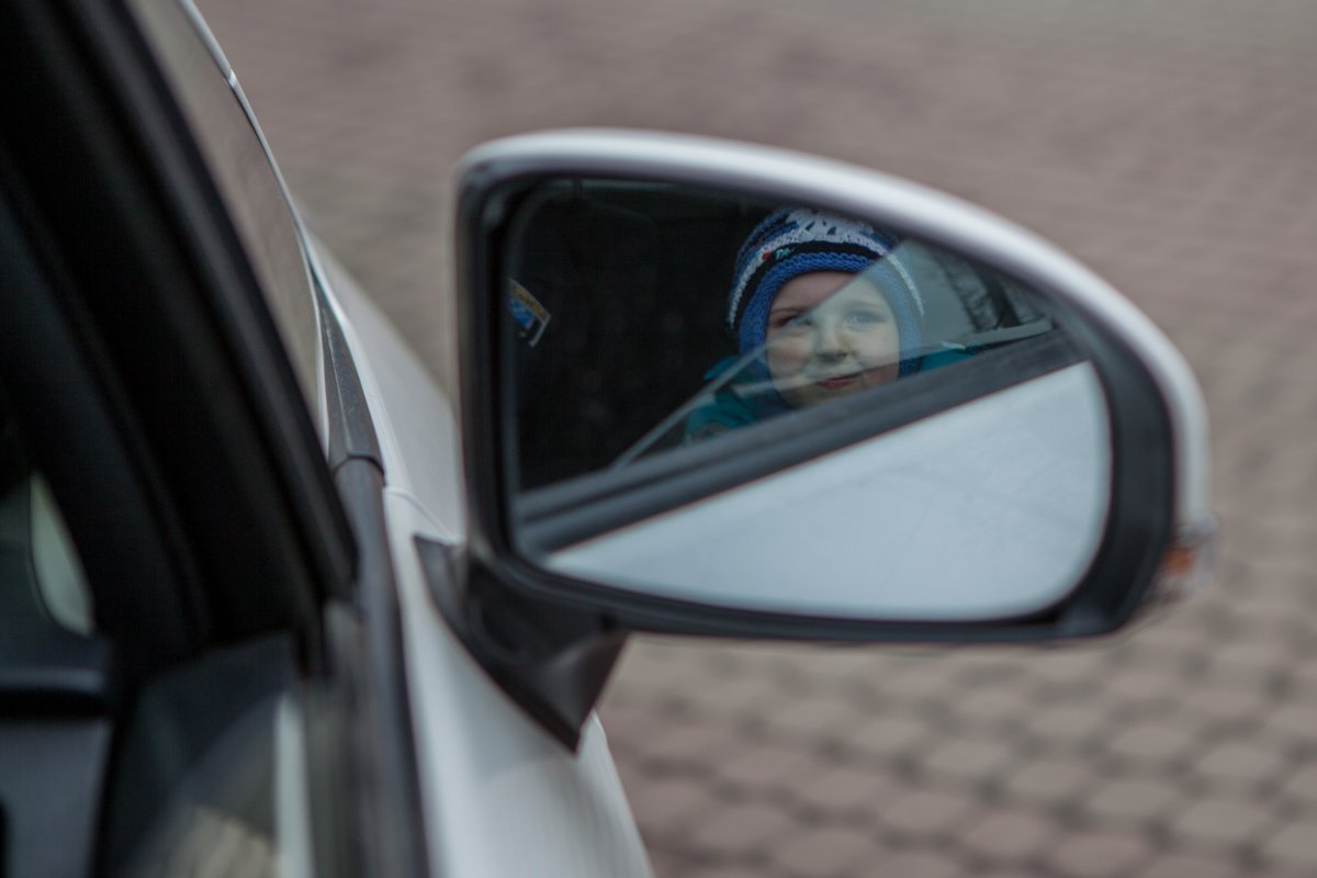 Счастливый ребенок за рулем патрульной машины