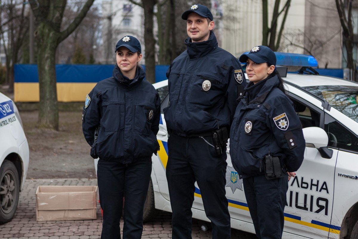 Патрульные Днепра поздравили детей с Рождеством