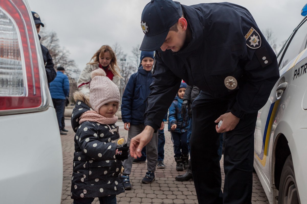 Сладкие подарки от патрульных