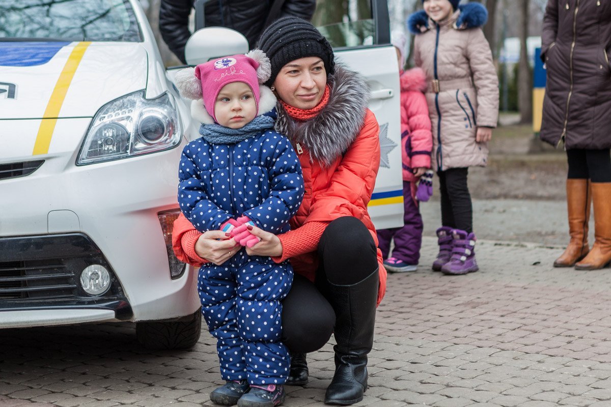 Некоторые все же стеснялись подойти к стражам порядка