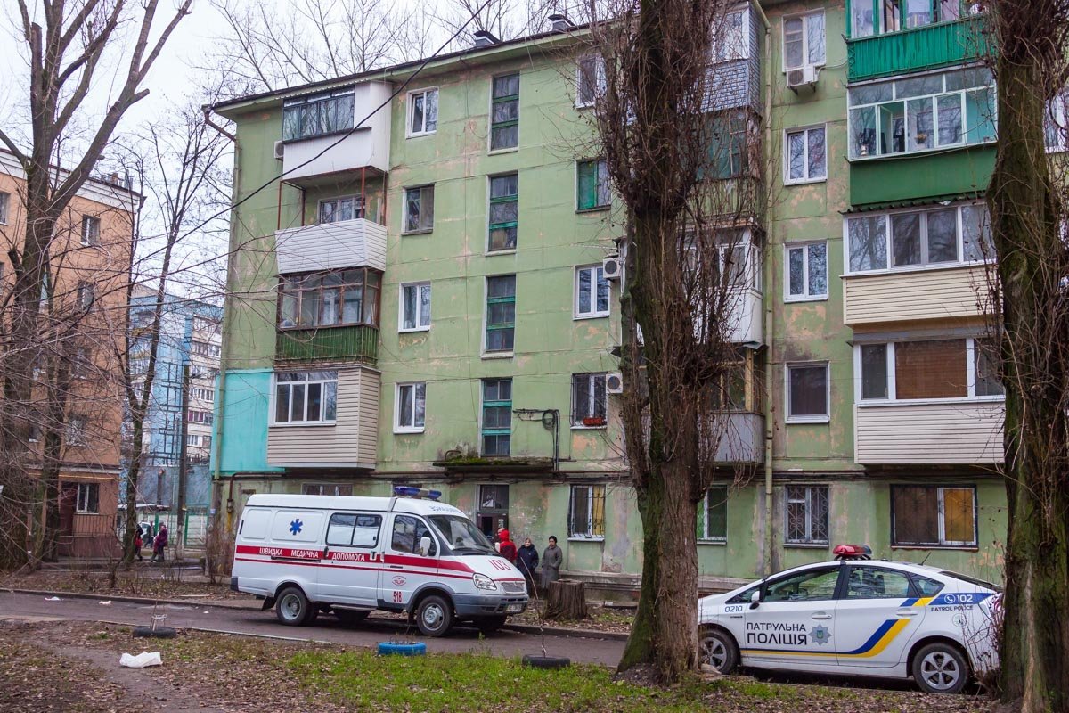 До приезда врачей с психиатрической больницы, женщина находилась в наручниках До приезда врачей с психиатрической больницы, женщина находилась в наручниках