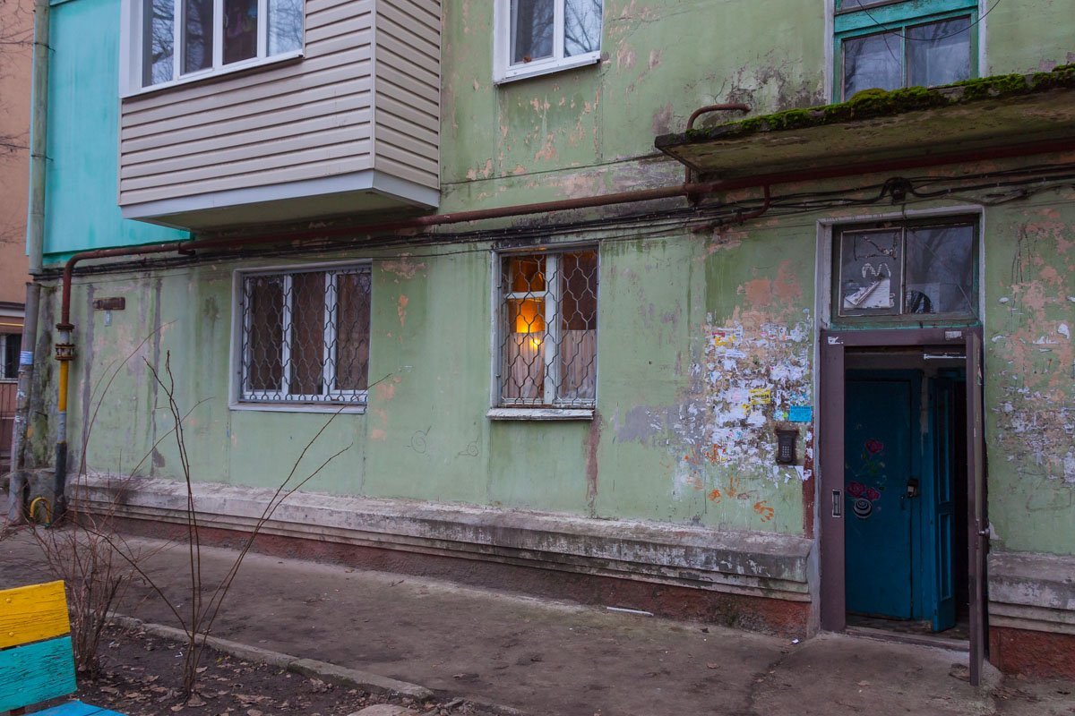 Соседи говорят, что в этой семье частенько злоупотребляют спиртным Соседи говорят, что в этой семье частенько злоупотребляют спиртным