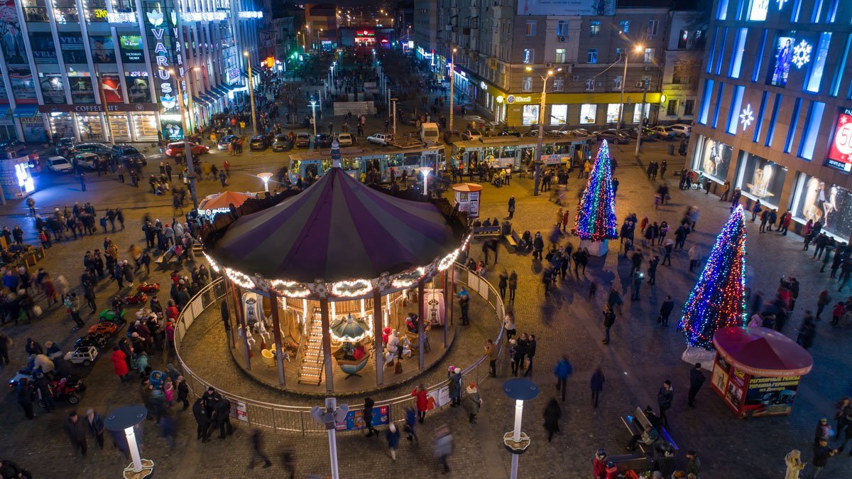 В период зимних праздников город превращается в настоящую сказку