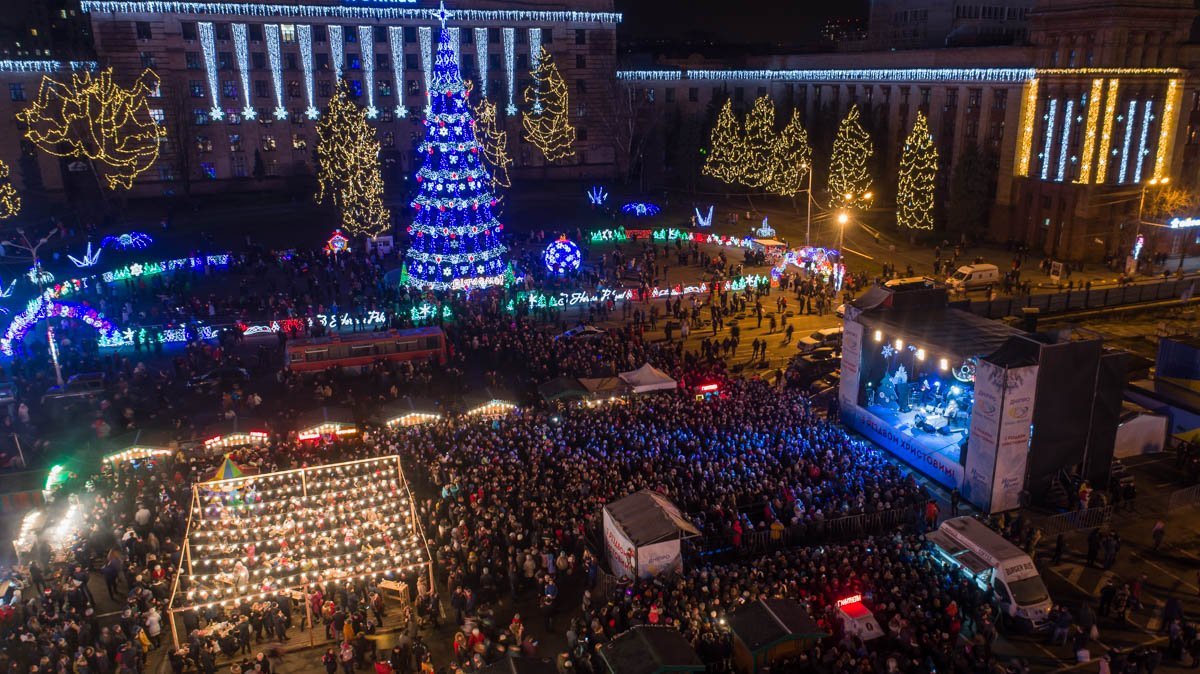 Днепр остался без снега, несмотря на это зимняя атмосфера все же присутствует