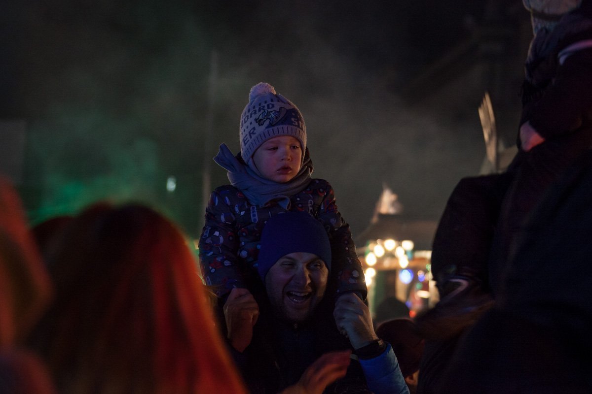 Кто-то устал ждать, а кто-то проникся праздничным настроением