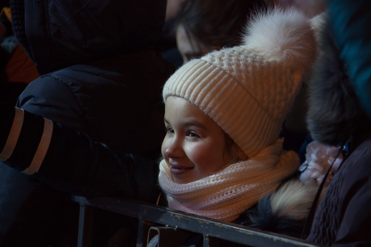 Неугомонные ведущие развлекали народ викторинами, за которые дарили теплые подарки