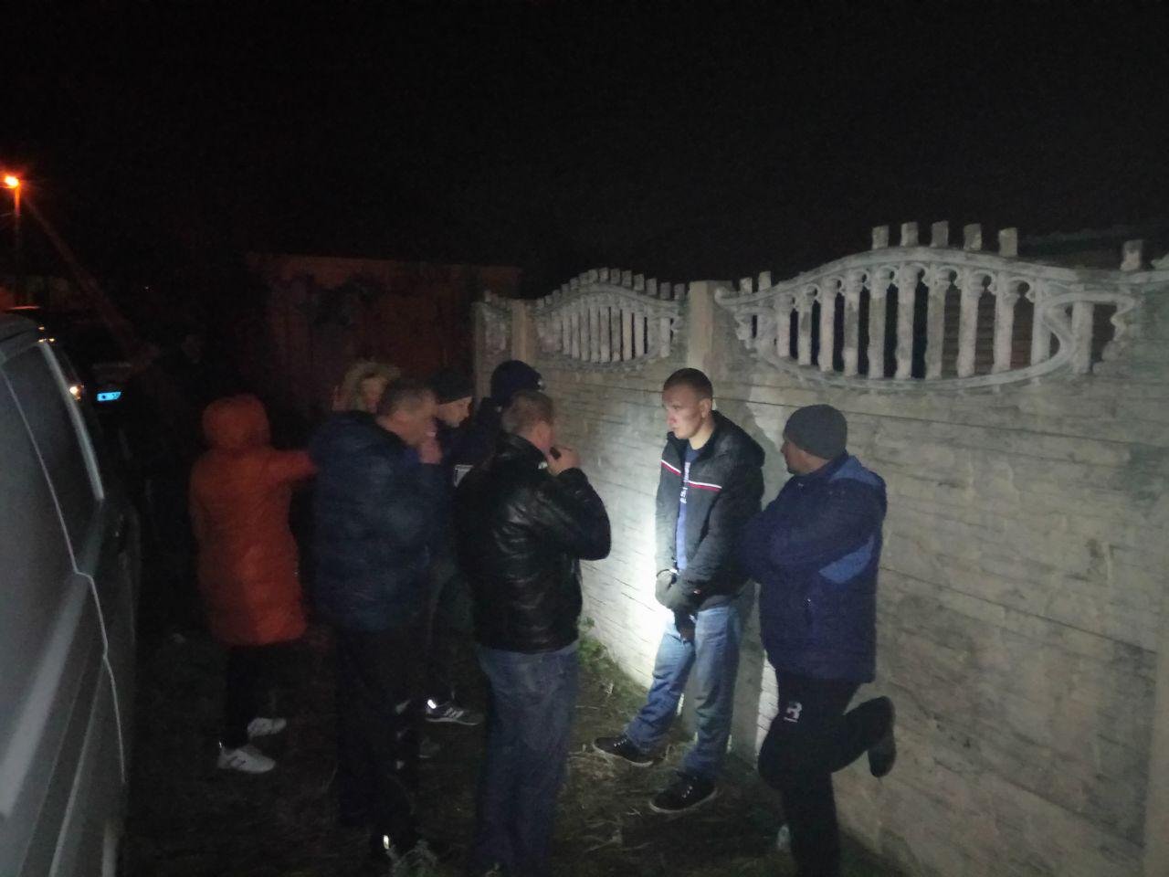 Жители округи общаются с задержанным Жители округи общаются с задержанным