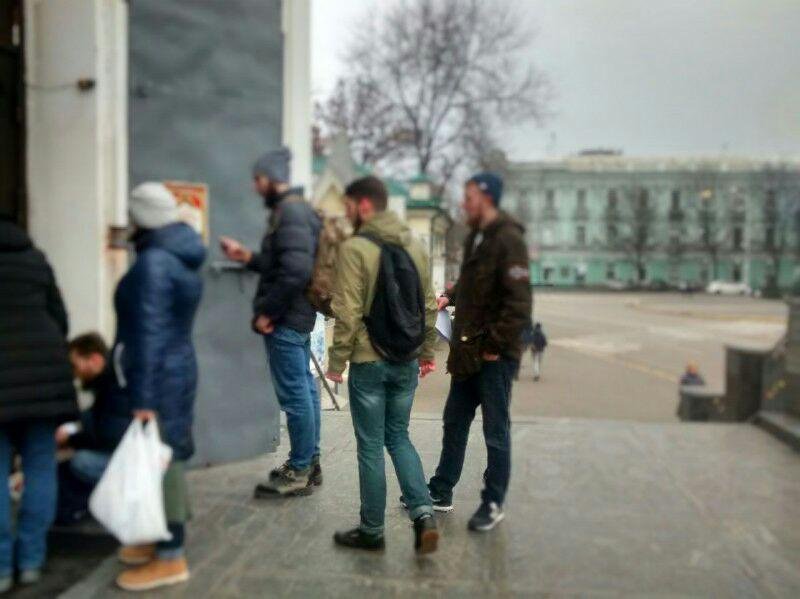 Члены общественной организации "Ліга Сходу" провели акцию протеста в Свято-Троицком соборе