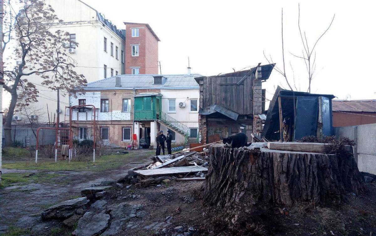 В Днепре мужчина пытался самовольно обрезать газовую трубу и угрожал соседке физической расправой 1