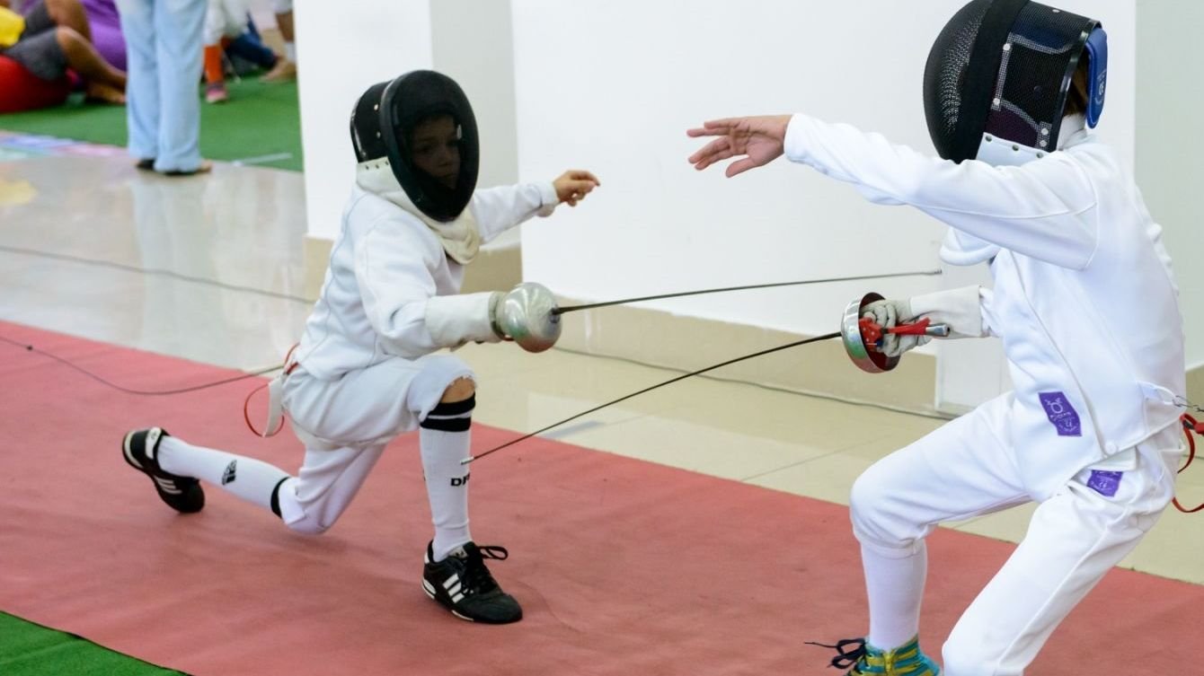 Фехтованием могут заниматься и девочки, и мальчики Фехтованием могут заниматься и девочки, и мальчики