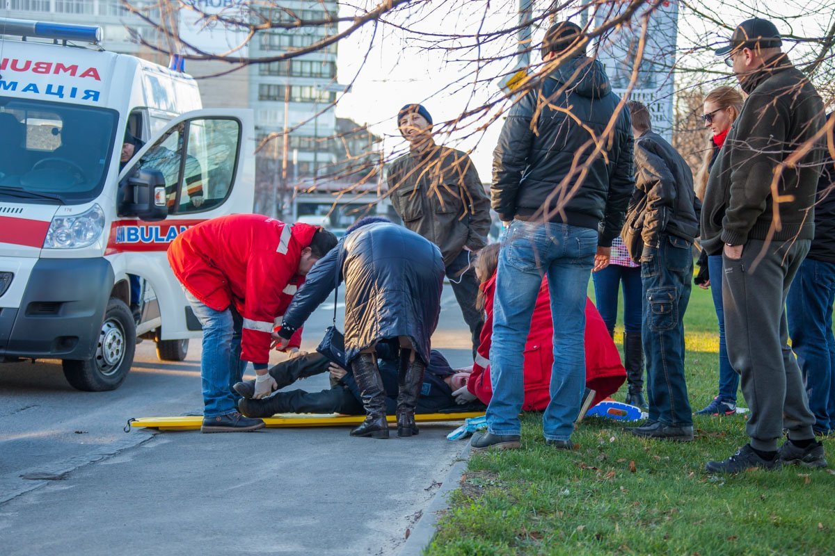 Когда врачи грузили мальчика на носилки, он то и дело просил, чтобы друг поехал в больницу с ним Когда врачи грузили мальчика на носилки, он то и дело просил, чтобы друг поехал в больницу с ним
