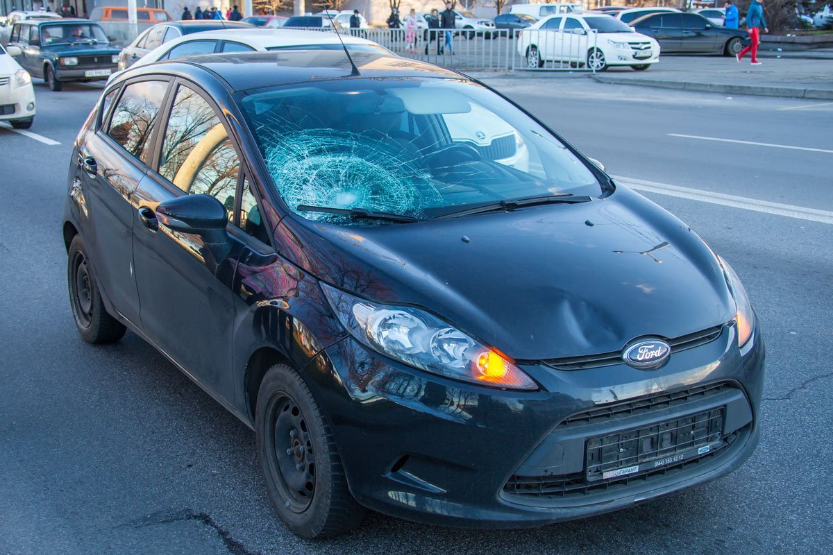 После столкновения у автомобиля Ford разбито переднее стекло После столкновения у автомобиля Ford разбито переднее стекло