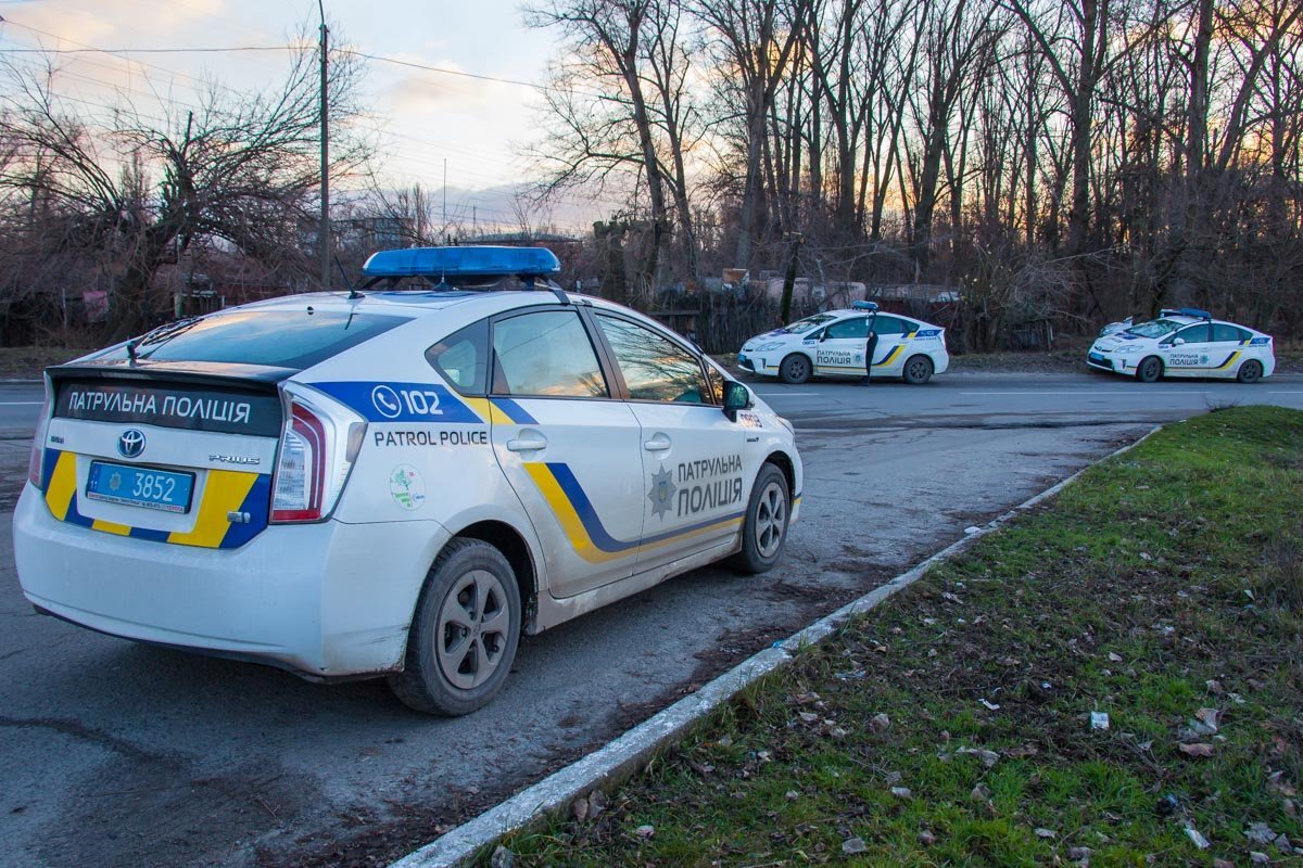 На место аварии прибыло сразу несколько автомобилей патрульной полиции На место аварии прибыло сразу несколько автомобилей патрульной полиции