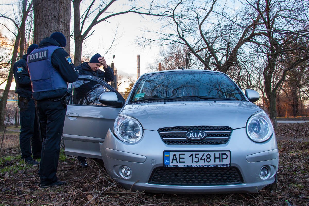 Полицейские просят водителя выйти из автомобиля Полицейские просят водителя выйти из автомобиля