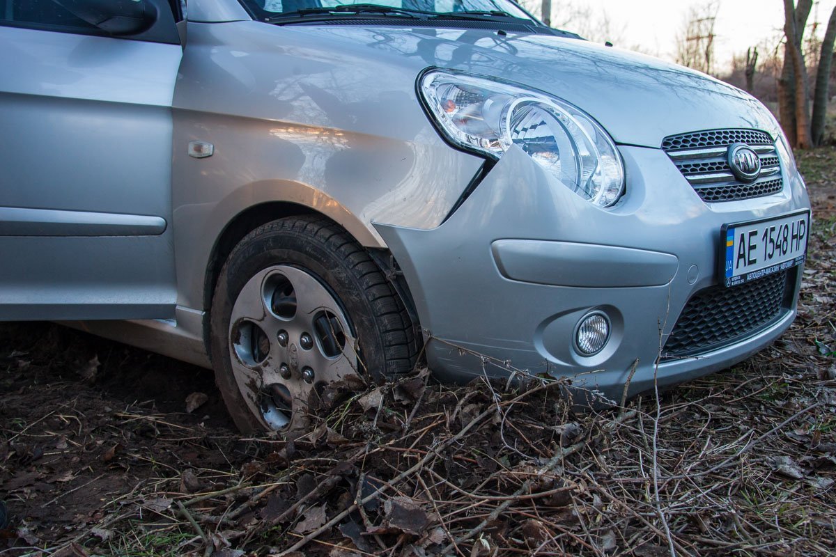 Автомобиль остановился, протаранив несколько деревьев Автомобиль остановился, протаранив несколько деревьев