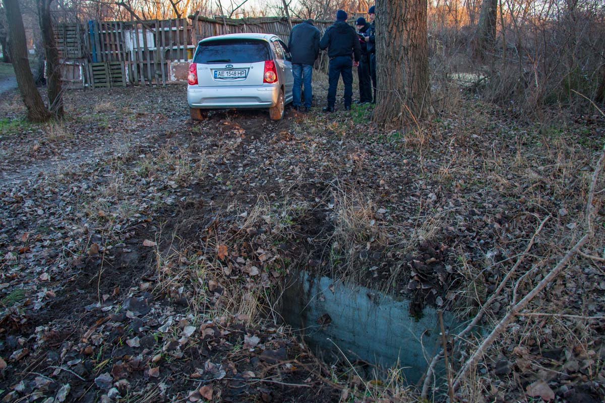 Водителю удалось пролететь яму Водителю удалось пролететь яму