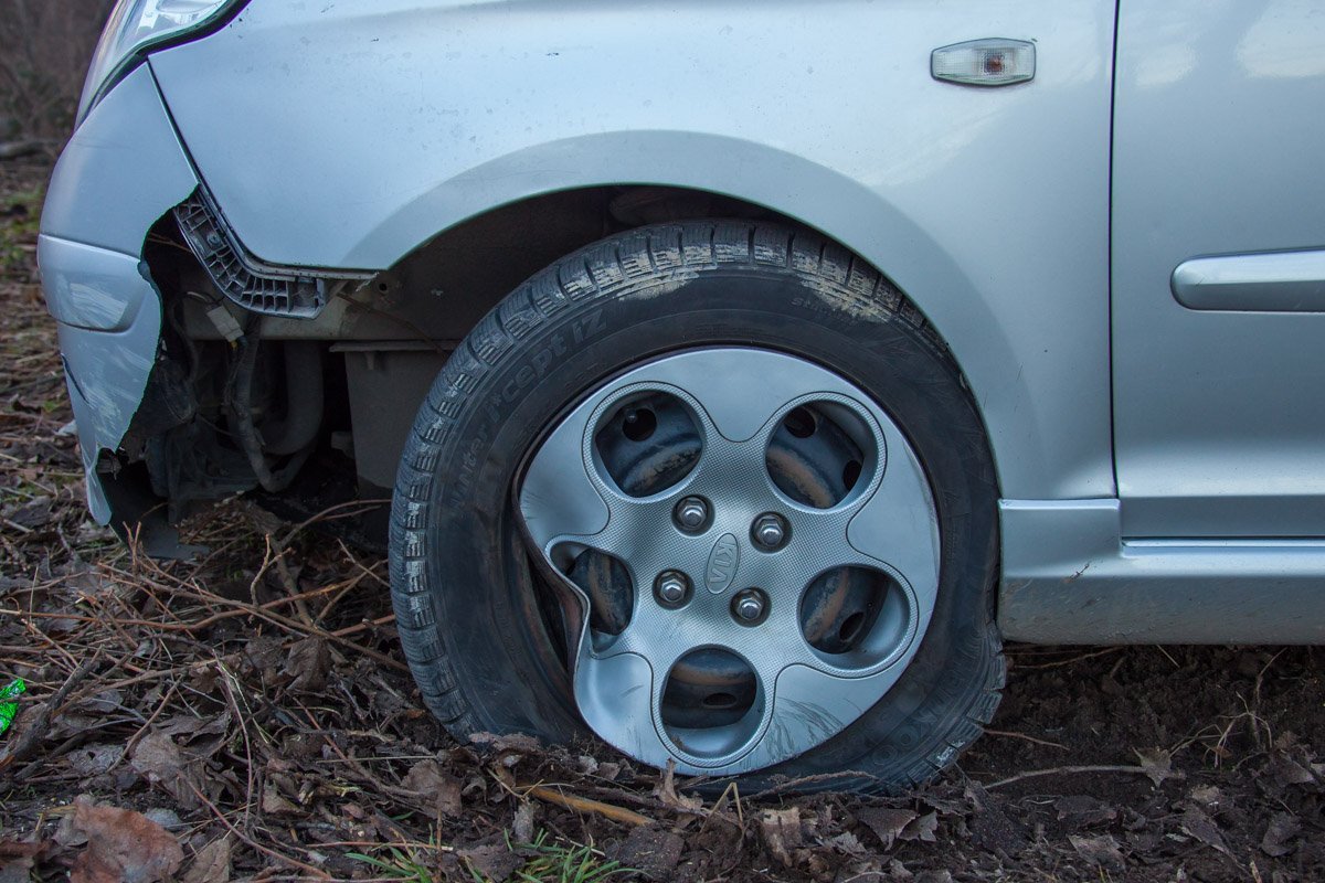 У автомобиля погнуты диски, поврежден бампер У автомобиля погнуты диски, поврежден бампер