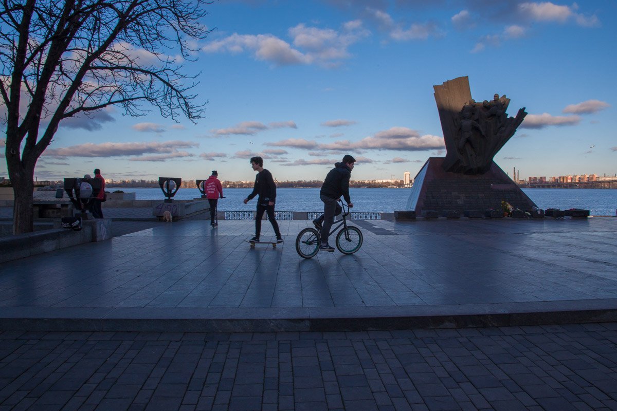 Всякий звук, будь то пенье, шепот, дутье в дуду, - следствие тренья вещи о собственную среду.