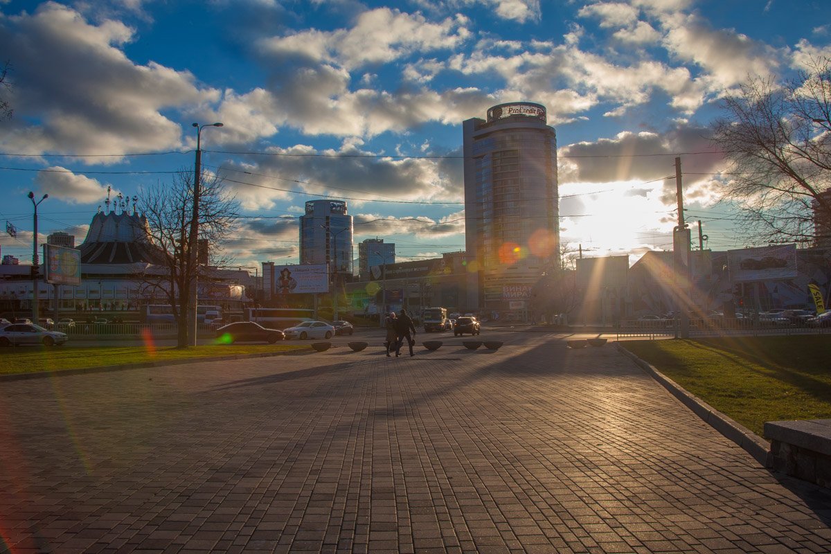 И по небу разбросаны, как вещи холостяка, тучи, вывернутые наизнанку и разглаженные.