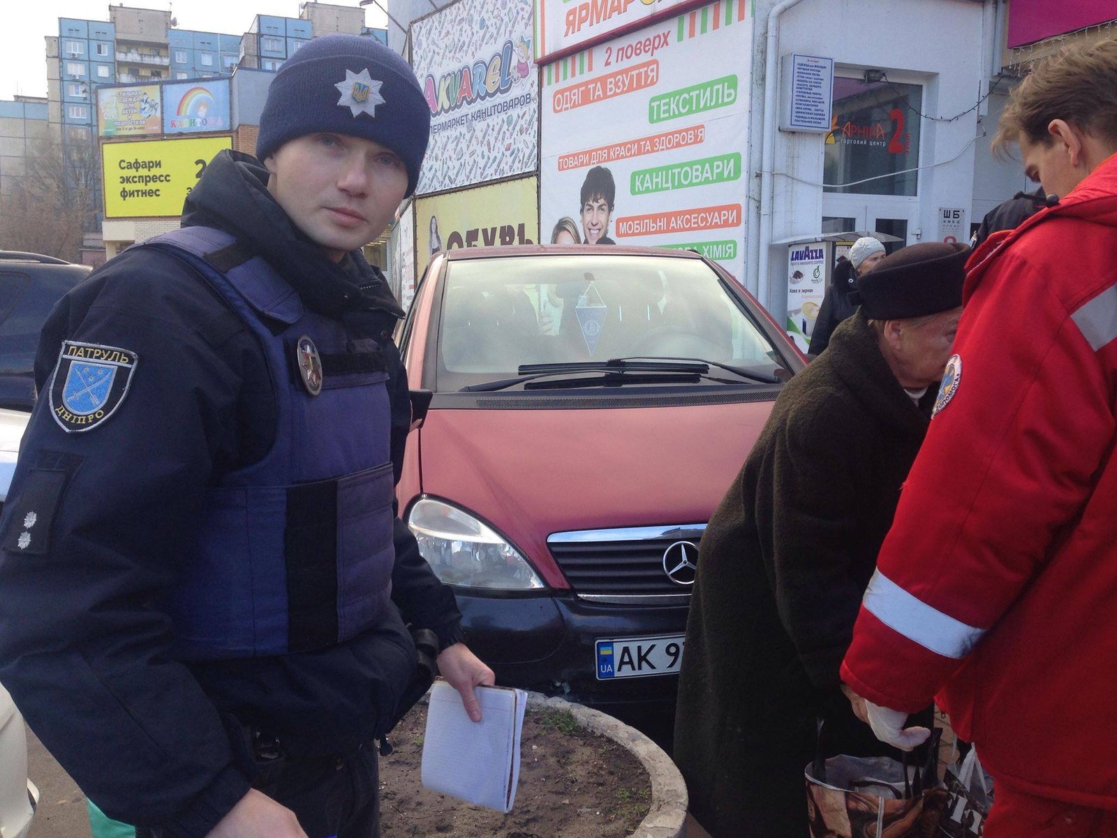 Бабушку удалось вытащить из-под колес