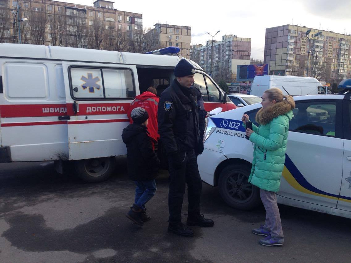 На ул. Кондратюка, 20 девушка вылетела на тротуар