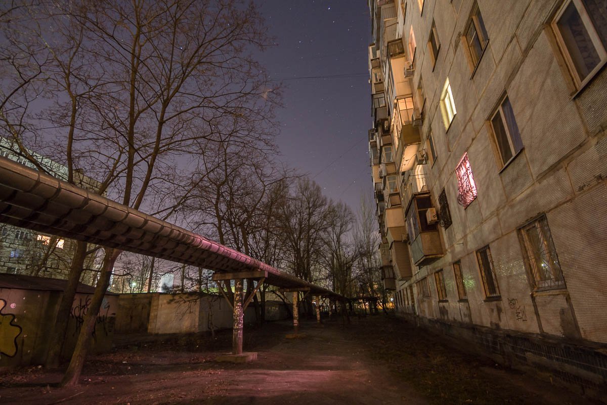 Свет окон освещает путь Свет окон освещает путь