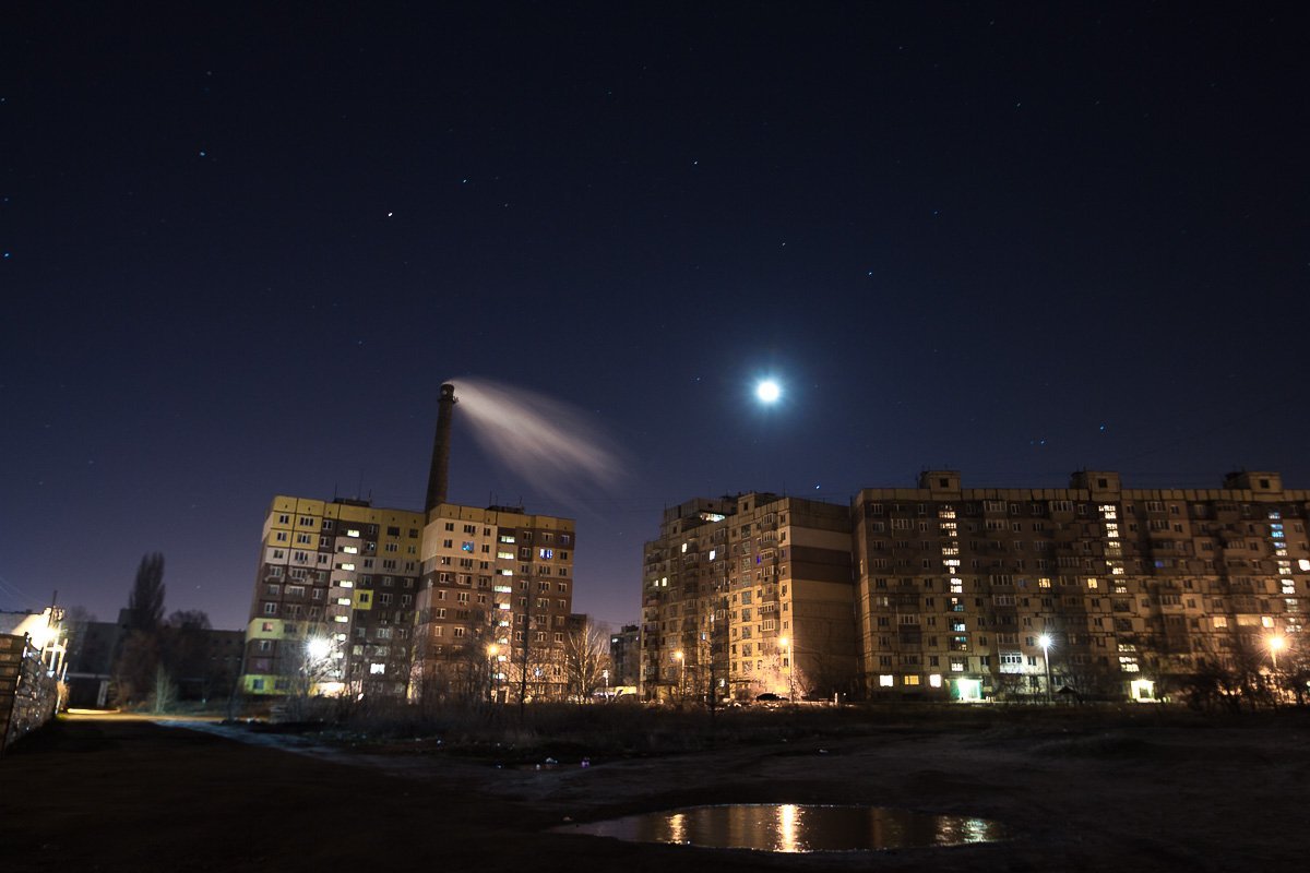 Ночью кажется, что дома знают все секреты своих жильцов Ночью кажется, что дома знают все секреты своих жильцов