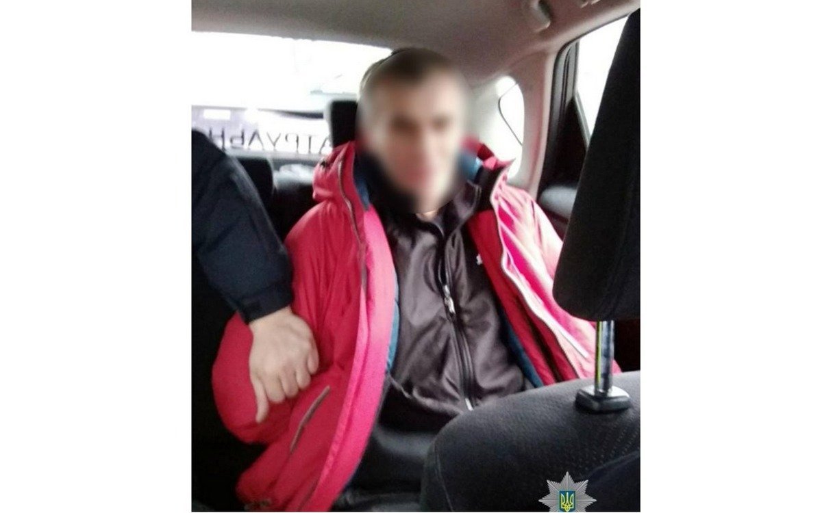 Нарушителя задержали, применив наручники, и доставили в Амур-Нижнеднепровское отделение полиции Нарушителя задержали, применив наручники, и доставили в Амур-Нижнеднепровское отделение полиции