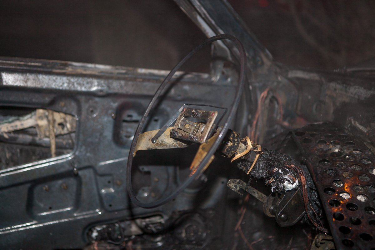 В автомобиле выгорел весь салон В автомобиле выгорел весь салон