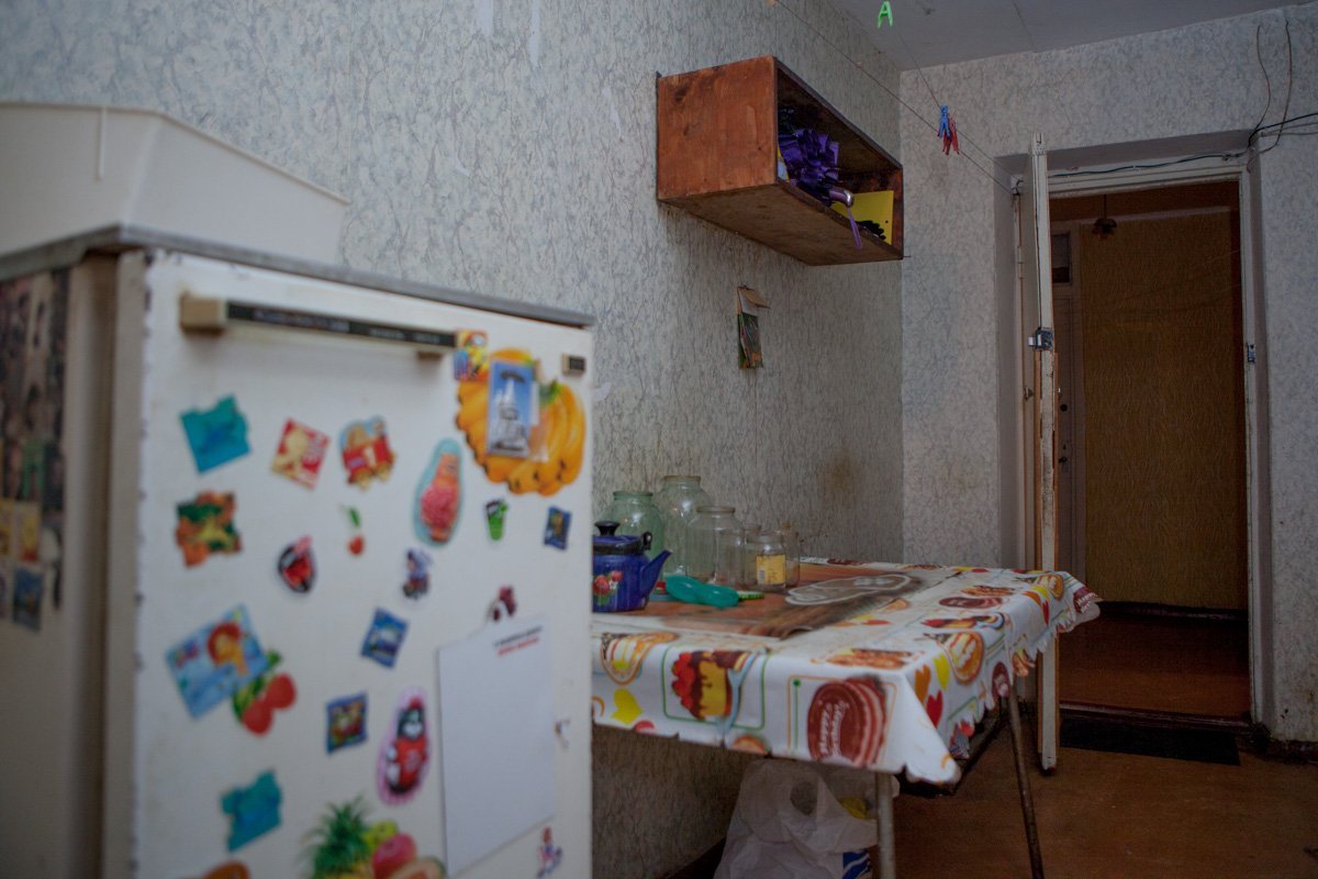 В коридорах блока многие создают свою собственную домашнюю атмосферу