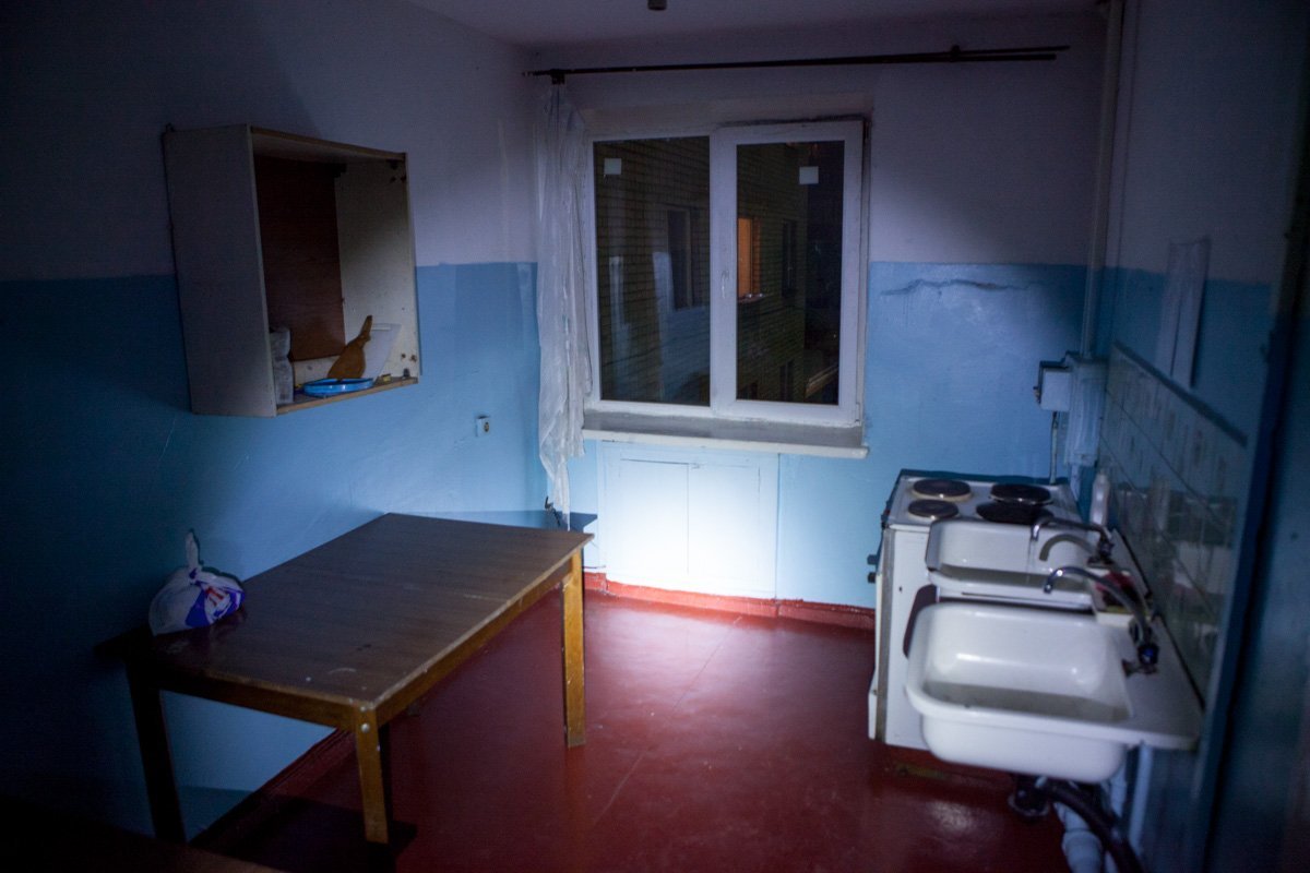 Иногда приходится готовить еду в темноте