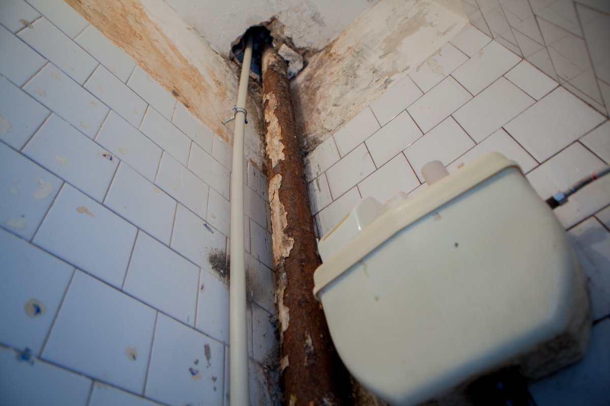 В туалете недавно поменяли трубы