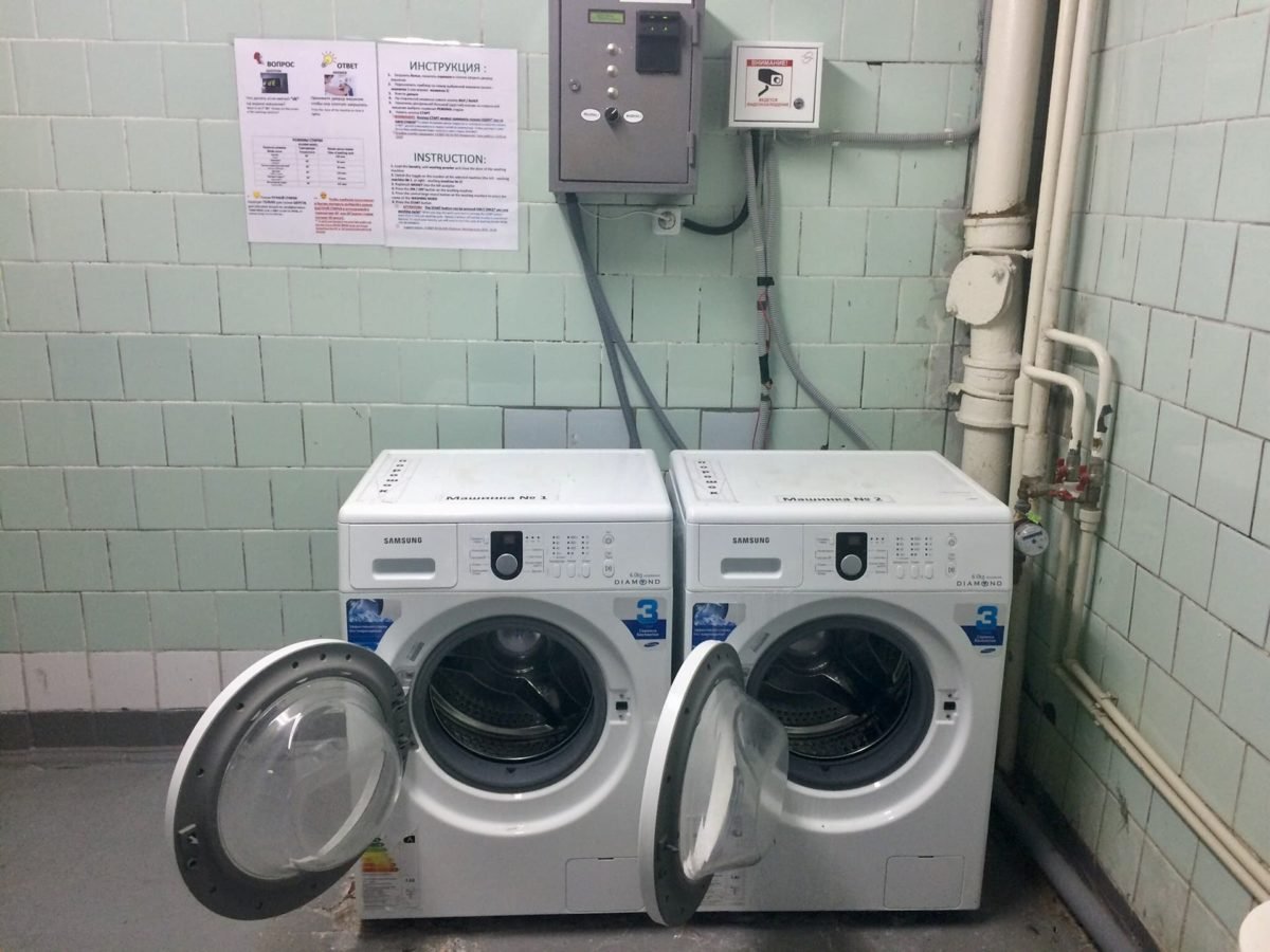 На первом этаже общежития есть прачечная