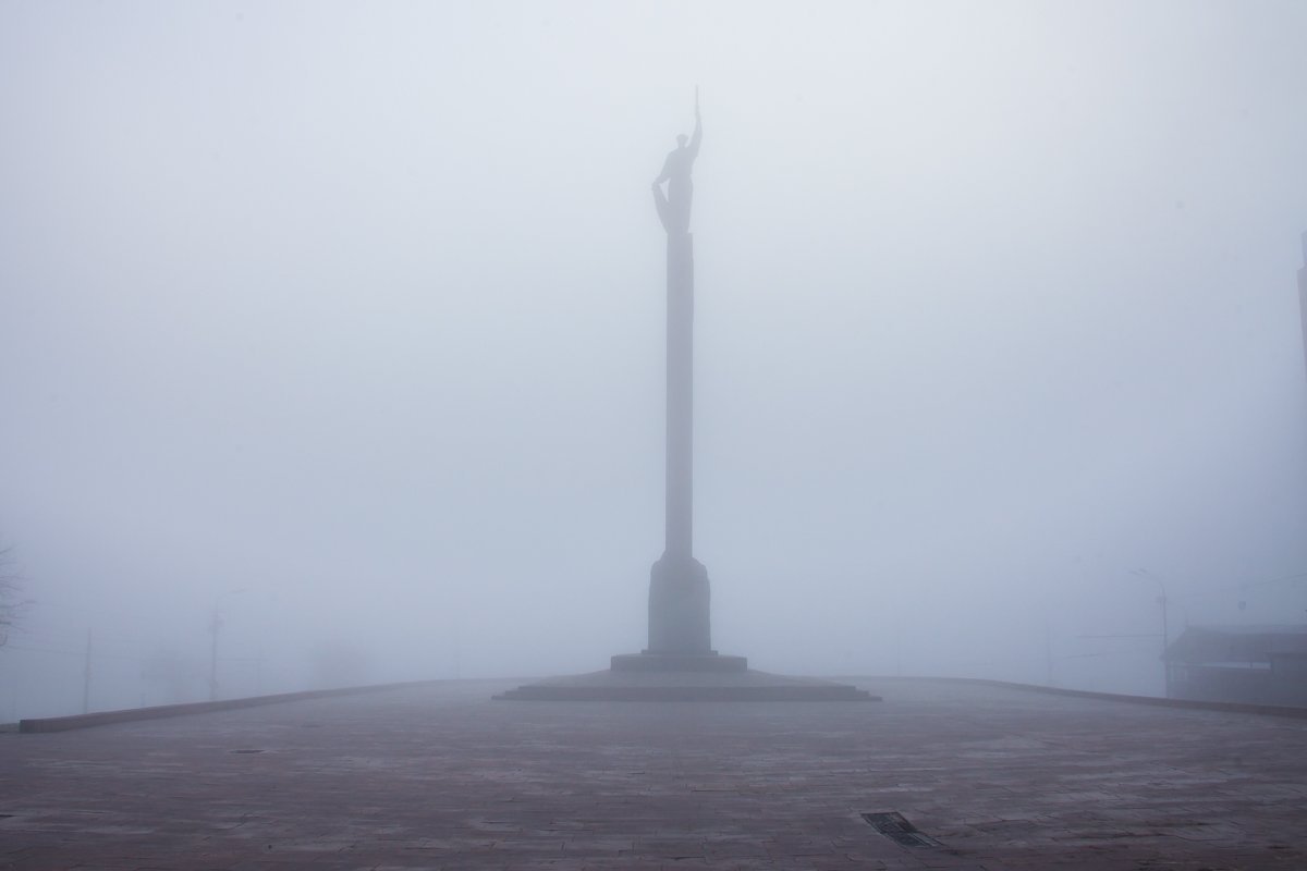 Памятник Славы во мгле
