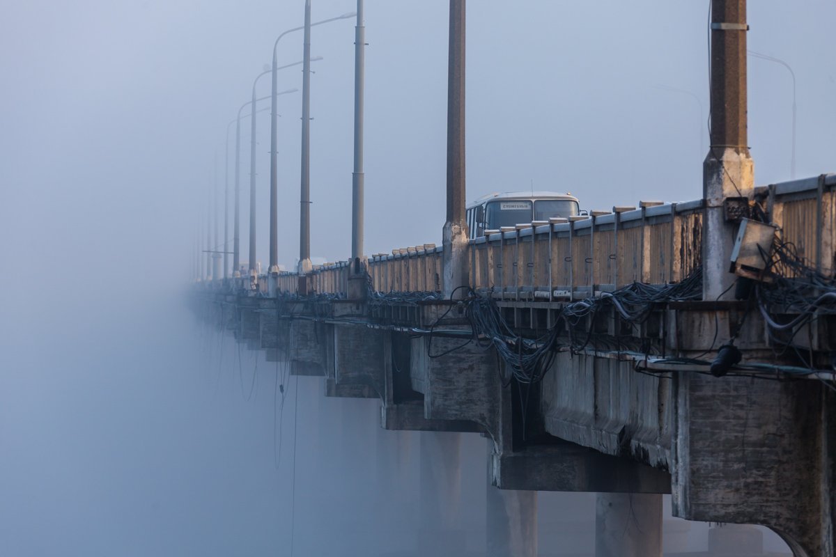 Мост уходит в туман