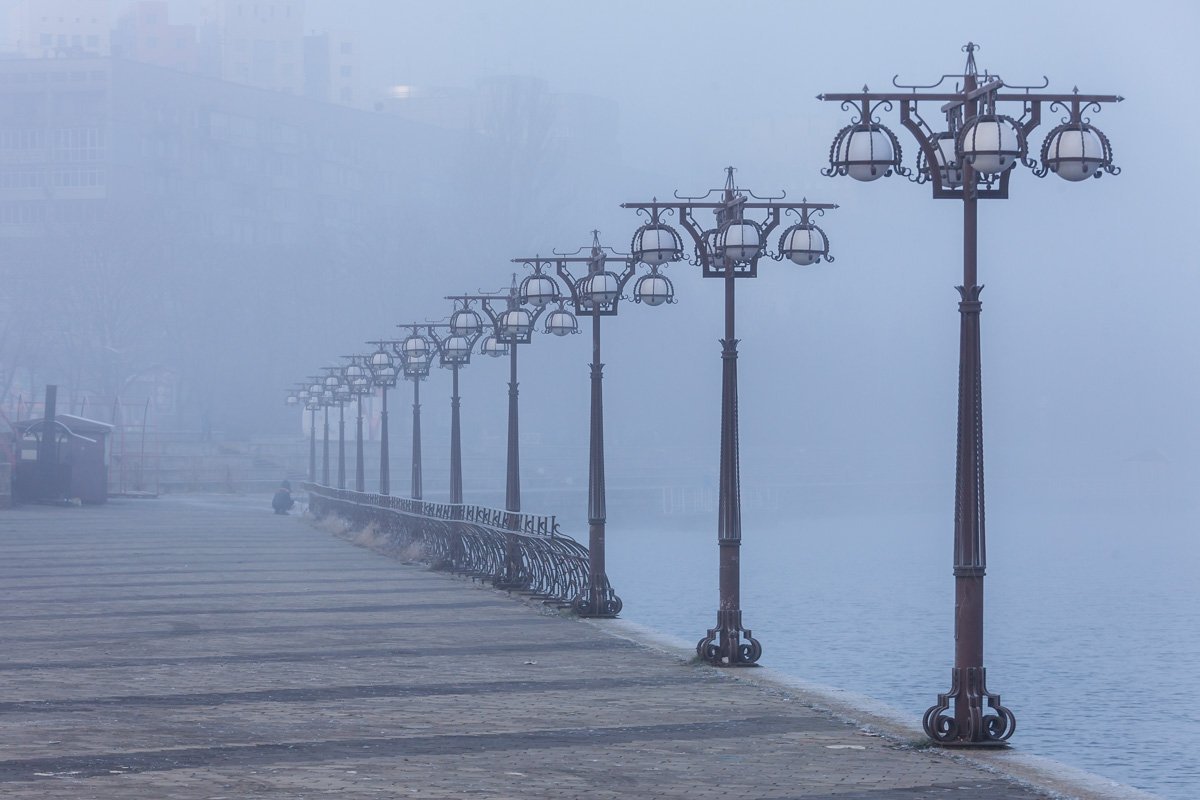 Фонари выстроились у самой кромки воды, как королевские гвардейцы у стен Букингемского дворца