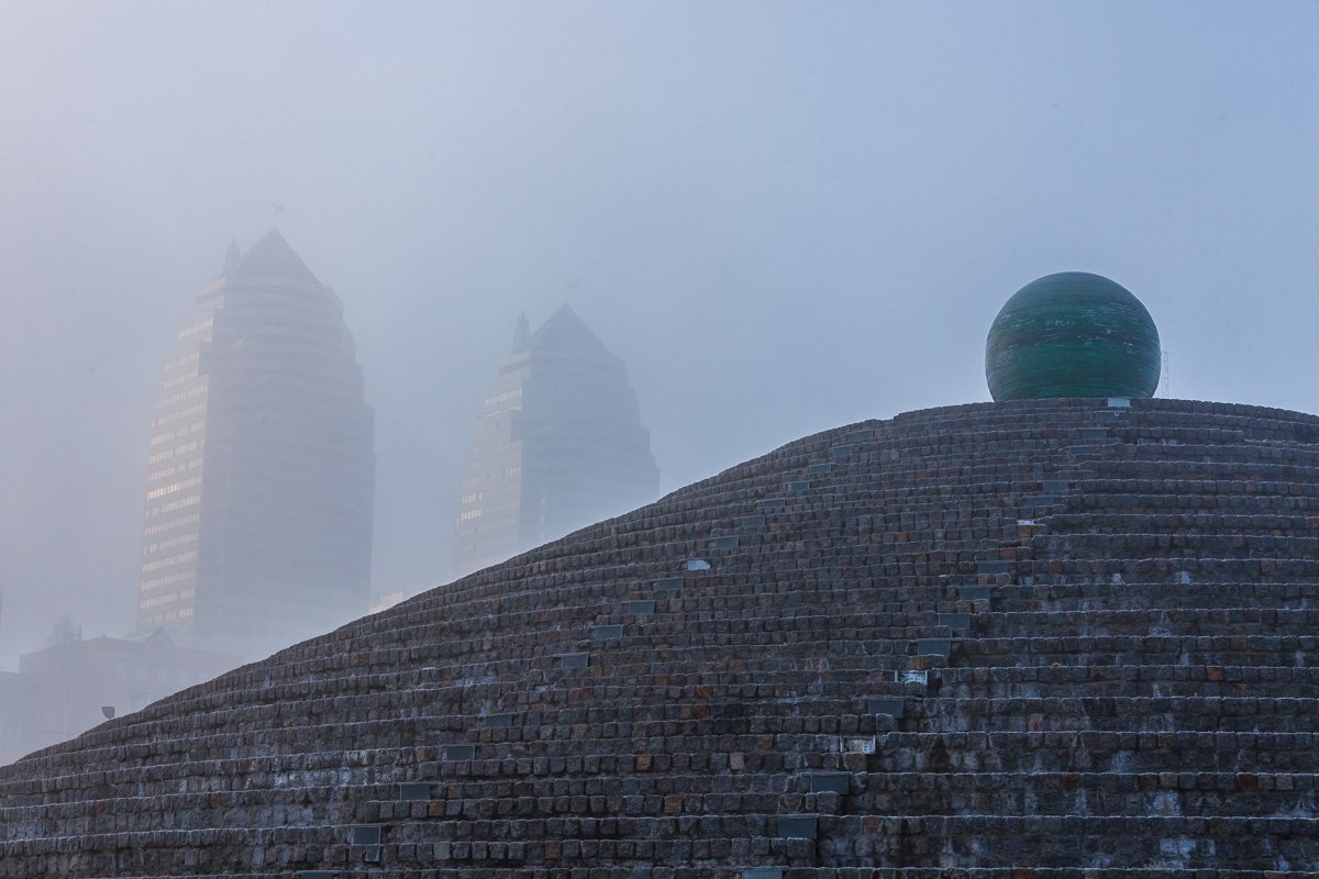 Башни наблюдают за городом из пелены тумана