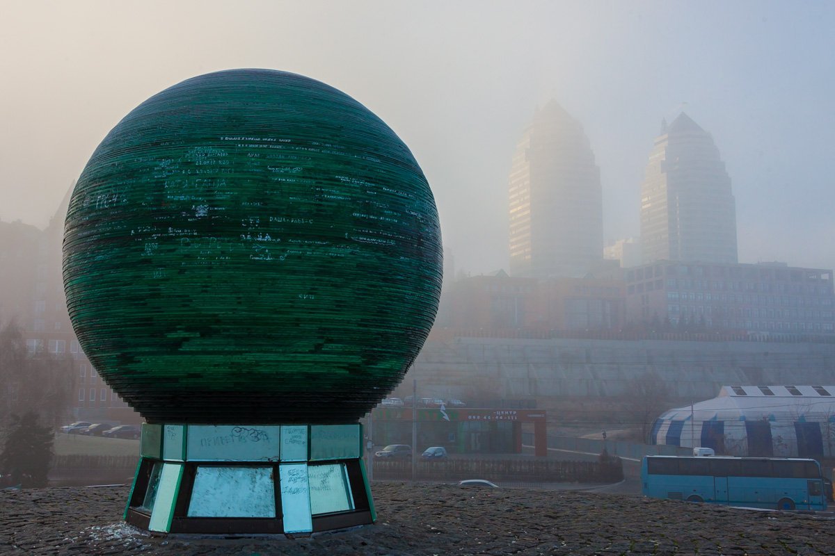 Символ города на фоне символов города