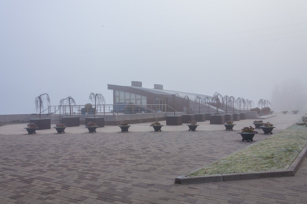 Ресторан на Набережной в тумане